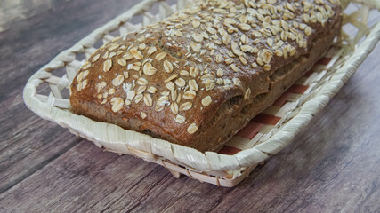Una barra de pan hecha con cereales en primer plano