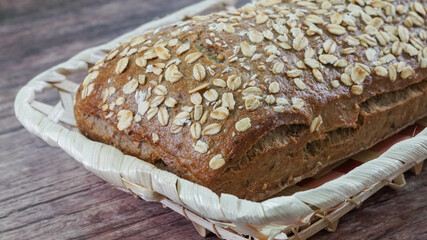Una barra de pan hecha con cereales en primer plano