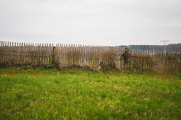 Obraz premium ence at the edge of the field