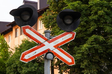 Piece of equipment shining a red light next to the train tracks