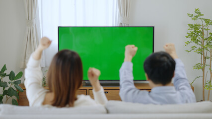 家でテレビを見る夫婦・カップル（クロマキー）