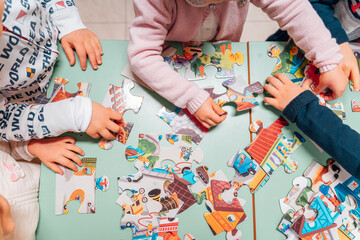 Bambini che giocano ad un tavolo