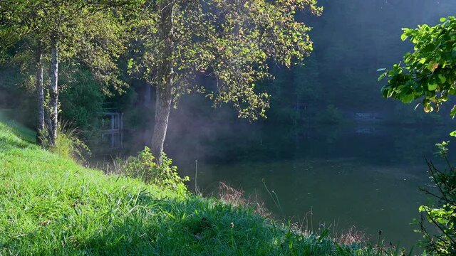 Dunst mit Wasserdampf von der Morgensonne am See