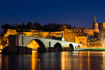 フランス　ライトアップされた夜のアヴィニョンのサン・ベネゼ橋と後ろに見える旧市街の城壁とノートルダム・デ・ドン大聖堂