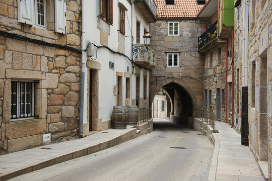 Calle de la población de Laxe, en provincia de A Coruña, Galicia, España.