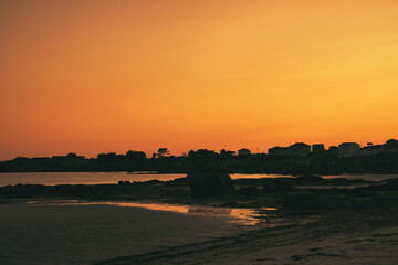 Fototapeta premium Atardecer dorado sobre la playa de Caldebarcos, provincia de A Coruña, Galicia, España.
