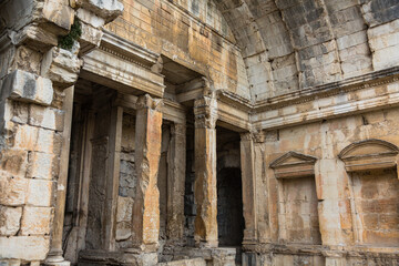 フランス　ニームのラ・フォンテーヌ庭園内にあるディアーヌ神殿