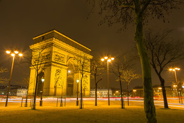 Fototapeta na wymiar フランス　ライトアップされたパリのシャルル・ド・ゴール広場に建つエトワール凱旋門