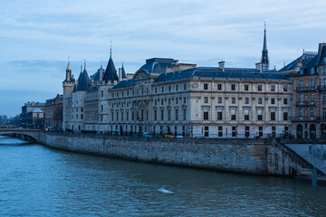 Fototapeta na wymiar フランス　パリのセーヌ川の川辺の街並み