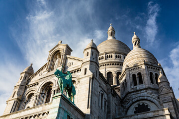 Fototapeta na wymiar フランス　パリのモンマルトルの丘に建つサクレ・クール寺院 