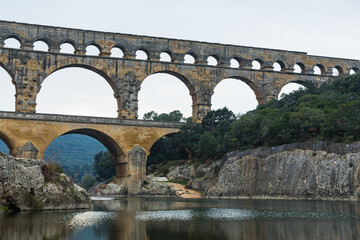 Fototapeta na wymiar フランス　ガルドン川に架かる水道橋、ポン・デュ・ガール