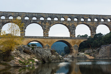 Fototapeta premium フランス ガルドン川に架かる水道橋、ポン・デュ・ガール