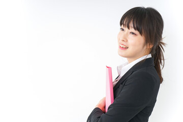 オフィスで書類を持つ若い女性