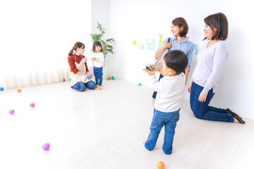 幼稚園の送り迎えをするビジネスウーマン