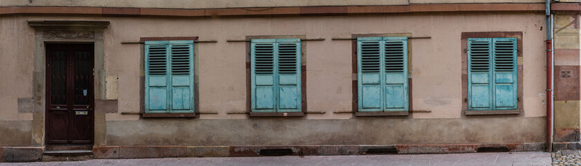 Fototapeta na wymiar フランス　ストラスブールの石畳の路地と民家の窓