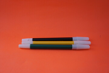 Close up Markers consisting of three colors, namely black, yellow, green, which are neatly arranged, suitable for websites. It can also be filled with text because there is space available. orange bac