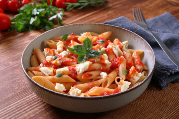pasta fredda con pomodoro fresco e mozzarella