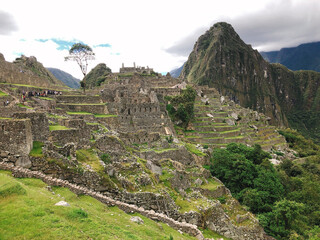 [Peru] Machu Picchu : Masonry of the ruins of the residential area and the view of Huayna Picchu...