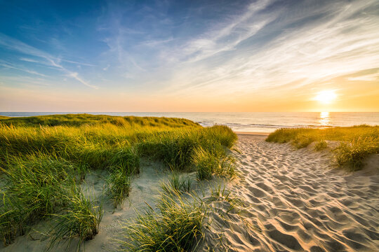 Weg zum Strand am Meer bei Sonnenuntergang