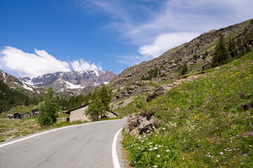 Fototapeta premium mountain roads between Ceresole Reale and the Nivolet hill in Piedmont in Italy