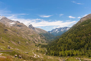 Fototapeta na wymiar mountain roads between Ceresole Reale and the Nivolet hill in Piedmont in Italy