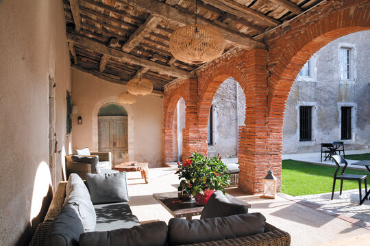 SALON DE JARDIN DANS VIEILLE DEMEURE DU SUD DE LA FRANCE