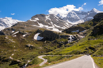 Fototapeta na wymiar mountain roads between Ceresole Reale and the Nivolet hill in Piedmont in Italy