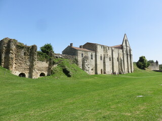 Fototapeta na wymiar Abbaye de Maillezais, Vendée, Marais Poitevin, Centre val de Loire, France.