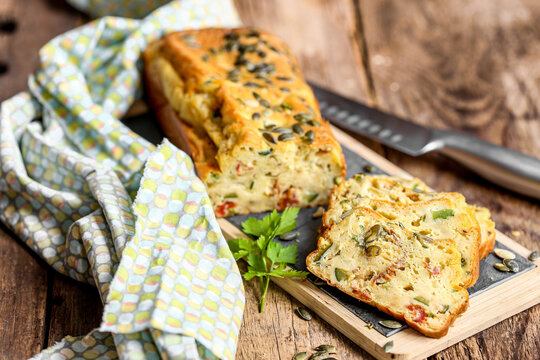 cake &agrave; la courgette , tomates s&eacute;ch&eacute;es et graines de courge