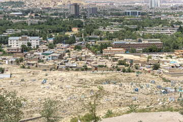 Obraz premium Aerial view of traditional homes and a cemetery in Kabul, Afghanistan