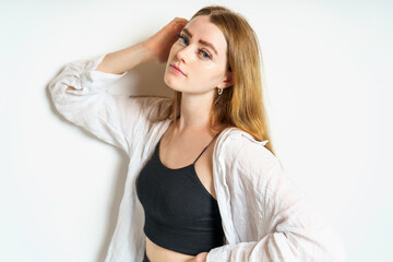 Naklejka premium Portrait of young beautiful and cheerful girl looking at camera over white background.