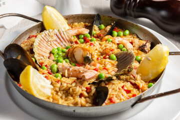 paella individual completa en fuente de hierro