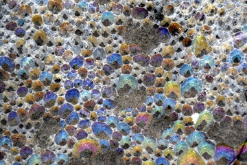 Bunte Gischtbläschen am Meer
