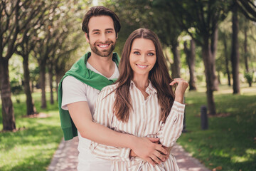 Obraz premium Photo portrait couple spending time in park playful mood holding hands smiling happy embracing each other