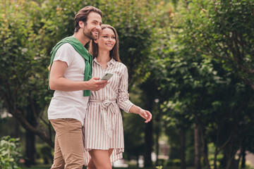 Photo portriat young couple smiling in summer weather in casual clothes man keeping cellphone