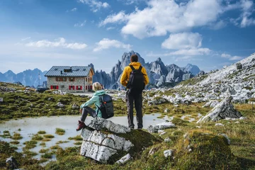 Photo sur Plexiglas Dolomites Couple in Dolomites. Rifugio Lavaredo with Cadini di Misurina mountain group in background. Italy