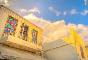 Gelbes Haus mit Pink