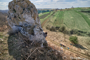 Obraz premium Man climber achiving top of Racuch rock in Poland