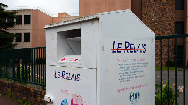 V&eacute;lizy-Villacoublay, France - 19 ao&ucirc;t 2021: Conteneur de collecte de v&ecirc;tements usag&eacute;s appartenant &agrave; l'entreprise sociale Le Relais, sp&eacute;cialis&eacute;e dans le recyclage et la valorisation de textiles