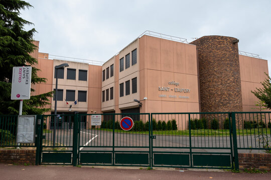 V&eacute;lizy-Villacoublay, France - 19 ao&ucirc;t 2021: Vue ext&eacute;rieure du coll&egrave;ge Saint-Exup&eacute;ry