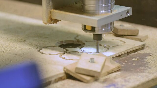 Taller universitario de mecatr&oacute;nica con maquinas trabajando en madera