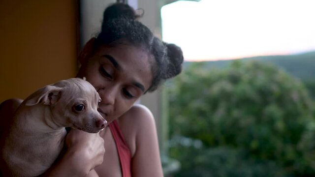 Mujer morena afro caribeña con su mascota  