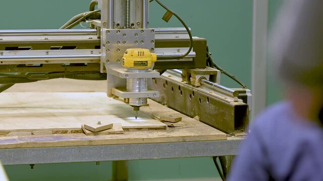 Taller universitario de mecatr&oacute;nica con maquinas trabajando en madera