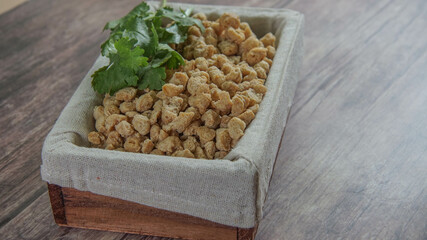 La carne de soja, también conocida como soja texturizada es una proteína que se obtiene mediante el proceso de extrusión de la harina desgrasada de soja obtenida como subproducto de aceite de soja