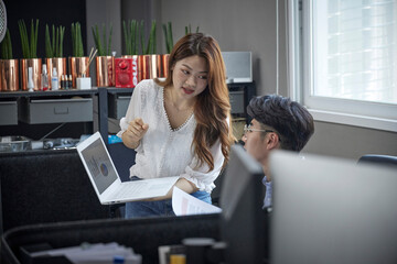 사무실, 업무, 대화, 여자, 남자, 2명, 두명, 직장동료, 일하는