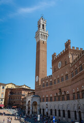 Obraz premium A photo of Palazzo Pubblico and Torre del Mangia in Siena