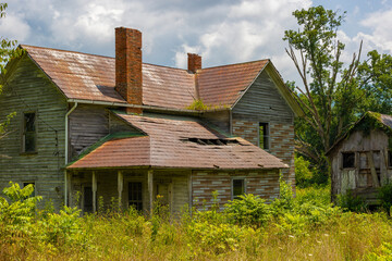 Fototapeta na wymiar Old Farmhouse in rural Tennessee, USA