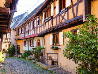 Fototapeta na wymiar Calles típicas de los pueblos en la Alsacia. Localidad de Equisheim, Francia.