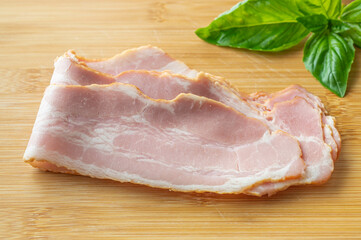 薄切りベーコン