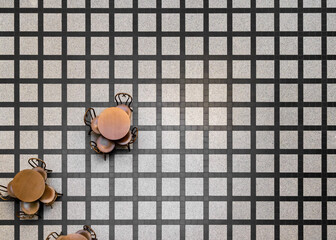 okrągłe stoliki na tle podłogi w kwadraty © rpetryk